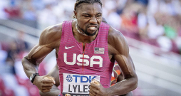 Amerikānis Noā Lailss līdz šim lielākos panākumus bija guvis 200 metru sprintā, bet pasaules čempionātā Budapeštā viņš negaidīti uzvarēja arī simtniekā. Amerikānis Noā Lailss līdz šim lielākos panākumus bija guvis 200 metru sprintā, bet pasaules čempionātā Budapeštā viņš negaidīti uzvarēja arī simtniekā.