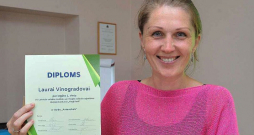 Rakstniece Laura Vinogradova atzīst: ir liels izaicinājums uzrakstīt literāro tekstu vieglā valodā, vienlaikus panākot, lai tas nebūtu tukšs.