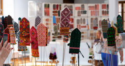 Cimdu meža idejas autors ir mākslinieks Artūrs Arnis.