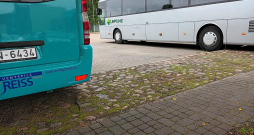 Konkurējošu pārvadātāju autobusi Ventspils autoostā. Šoferu starpā valda koleģialitāte un atbalsts tiem, kuri cīnās par labākiem darba apstākļiem. Konkurējošu pārvadātāju autobusi Ventspils autoostā. Šoferu starpā valda koleģialitāte un atbalsts tiem, kuri cīnās par labākiem darba apstākļiem.