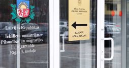 Ēka Eduarda Smiļģa ielā 46, kur atrodas Pilsonības un migrācijas lietu pārvaldes Rīgas 3. nodaļa.