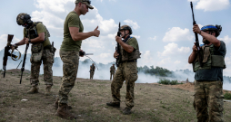 Ukrainā dienests armijā tiek uzskatīts par godu un pienākumu, taču daļa vīriešu par katru cenu vēlas izvairīties no došanās karā. Tas radījis korupcijai labvēlīgu vidi kara komisariātos,
kur maksāti lieli kukuļi par izvairīšanos no dienesta.