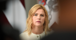 Evika Siliņa piedalās preses brīfingā Rīgas pilī, kurā Valsts prezidents nominē labklājības ministri par jauno Ministru prezidenti.