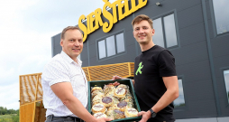 Tēvs un dēls – Māris un Kristaps Legzdiņi pie sava lolojuma – jaunās "SierŠtelle" siera fabrikas Ogres novadā. Fabrikā top 25 veidu mīkstie sieri un pamazām tiek strādāts pie puscieto un cieto sieru izstrādes.