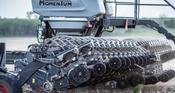 "Fendt Momentum" tiešās sējas sējmašīna.