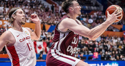 Rodions Kurucs paveic milzu darbu aizsardzībā un mačā pret Kanādu arī deva artavu uzbrukumā, trešajā ceturtdaļā neļaujot sāncenšiem aizmukt tālēs zilajās.
