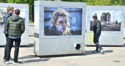 Ārvalstu fotoaģentūru fotogrāfu fotoizstāde par Krievijas karu Ukrainā, kuras kurators ir fotogrāfs Ilmārs Znotiņš. Rīga, pie Kongresu nama un pretī Krievijas vēstniecībai. 2022. gada 15. maijs.