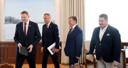 Partiju apvienības "Apvienotais saraksts" līdzpriekšsēdētājs, Saeimas priekšsēdētājs Edvards Smiltēns (no kreisās), partiju apvienības "Apvienotais saraksts" līdzpriekšsēdētājs, Saeimas deputāts Edgars Tavars, partiju apvienības "Apvienotais saraksts" pārstāvji - iekšlietu ministrs Māris Kučinskis un Saeimas deputāts Igors Rajevs tikšanās laikā Rīgas pilī.
