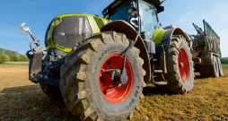2023. gadā 'Claas' atguvis pirmo pozīciju ar 102 reģistrētiem jauniem traktoriem. Attēlā - viens no  'Claas' agregātiem.