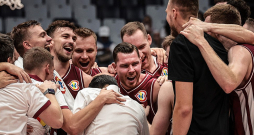 Latvijas basketbola izlase Pasaules kausā šokējusi jau divreiz – gan ar izkļūšanu no tā dēvētās nāves grupas, gan ar divām uzvarām otrajā kārtā, debitantiem iekļūstot astoņu labāko komandu vidū. Vienots kolektīvs, pārliecība par saviem spēkiem un līdz pēdējam sīkumam izplānots spēles plāns, ko basketbolisti spēj realizēt, – tas ļāvis uzvarēt četrās no piecām cīņām, lai gan tikai vienā no tām latvieši bijuši favorītu lomā. Tādējādi turnīra izšķirošajā fāzē Filipīnās ir garantētas vēl vismaz trīs spēles. Trešdien ceturtdaļfināls pret Vāciju.