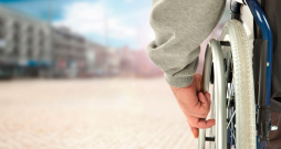 No šā gada 1. jūlija pabalsts transporta izdevumu kompensēšanai cilvēkiem ar invaliditāti, kuriem ir apgrūtināta pārvietošanās, paaugstināts no līdzšinējiem 79,68 līdz 105 eiro par pilnu sešu mēnešu periodu.