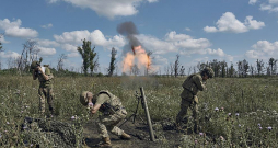 Smagās kaujās, neraugoties uz iebrucēju pārsvaru ieroču un munīcijas ziņā, ukraiņi notur pozīcijas visos frontes iecirkņos. Attēlā: ukraiņu mīnmetējnieki netālu no Bahmutas. Smagās kaujās, neraugoties uz iebrucēju pārsvaru ieroču un munīcijas ziņā, ukraiņi notur pozīcijas visos frontes iecirkņos. Attēlā: ukraiņu mīnmetējnieki netālu no Bahmutas.