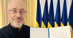 Ukrainas Aizsardzības ministrs Oleksijs Rezņikovs pirmdien Augstākajā Radā iesniedza demisijas rakstu.