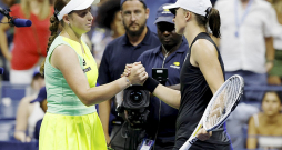 Aļona Ostapenko (no kreisās) kļuvusi par Igas Švjontekas biedu – titulētā poliete pieveikta visos četros mačos.