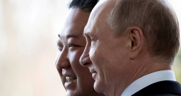 Ziemeļkorejas vadonis Kims Čenuns un Krievijas prezidents Vladimirs Putins Vladivostokā 2019. gadā. Abi var tikties vēlreiz, lai noslēgtu pārējai pasaulei bīstamu darījumu.