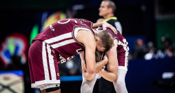 Dāvis Bertāns Pasaules kausā realizējis visvairāk tālmetienu no visiem spēlētājiem – 21, diemžēl 22. nebija lemts atrast ceļu grozā. Attēlā viņu mierina Artūrs Žagars.