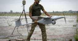 Ukrainas armijas karavīrs ar izlūkošanas dronu. 
