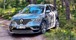 "Renault Koleos" spējis iekļūt Slīteres vecmežā.