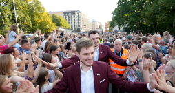 Latvijas vīriešu basketbola valstsvienības spēlētāji Artūrs Kurucs (priekšplānā) un Rodions Kurucs pie Brīvības pieminekļa, kur notiek svinīgais Latvijas vīriešu basketbola izlases sagaidīšanas pasākums pēc piektās vietas iegūšanas Pasaules kausā basketbolā Manilā.
