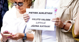 Šī gada 1. septembrī pie Iekšlietu ministrijas ēkas Rīgā protesta akcijā vairāki ļaudis iebilda pret ieceri uz diviem gadiem pagarināt latviešu valodas eksāmena kārtošanas termiņu Krievijas pilsoņiem. Šodien Saeima par likuma grozījumiem plāno lemt galīgajā lasījumā.