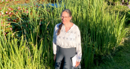 "Patlaban lauksaimniecībā satiekas agronomijas un ekoloģijas zināšanas. Savulaik vieni ļoti daudz atzina bioloģisko lauksaimniecību, citi teica – modes lieta, kas tie par zemniekiem! Redzam, ka šī saimniekošanas veida virzību atzīst aizvien vairāk. ES jaunās regulas ir vēl viens pierādījums – šī ekoloģija darbojas," tā agronomijas zinātņu doktore, Norvēģijas Bioekonomikas institūtā "NIBIO" pētniece Ieviņa Stūrīte.