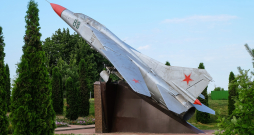Uz pjedestāla padomju iznīcinātājs MIG-23. Uz pjedestāla padomju iznīcinātājs MIG-23.