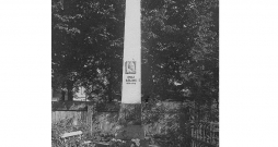 E. Dārziņa piemineklis 20. gs. sākumā.