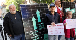 Radio balss Kaspars Upacieris (Ufo) piedalās politiskās partijas "Platforma 21" rīkotajā piketā pie Saeimas, kurā protestē pret "Sadales tīkla" tarifu kāpumu.