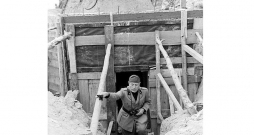 B. Musolīni inspicē nocietinājumus 1944. gadā.