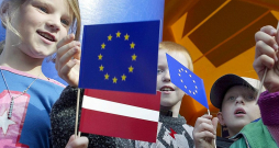 Bērni aģitācijas pasākumā ES referenduma priekšvakarā.