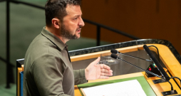 Ukrainas prezidents Volodimirs Zelenskis, uzrunājot ANO Ģenerālo asambleju.