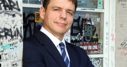 Pret Imigrācijas likuma grozījumiem, kas ļauj vairākiem tūkstošiem
Krievijas pilsoņu mūsu valstī vēl divus gadus ilgāk ignorēt latviešu valodu, nobalsoja tikai 13 deputātu. Viens no viņiem – Edvīns Šnore – uzsver, ka šis Saeimas lēmums ir bijusi pati sliktākā izvēle, jo palielina drošības riskus Latvijā.