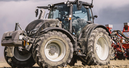 'Valtra N' sērijas traktors.