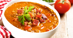 Lēcu zupa ar dārzeņiem.