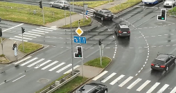 Valsts policija ar drona palīdzību nofilmējusi arī autovadītājus, kas apbrauca stāvošas vai lēni braucošas automašīnu kolonnas, neievērojot ceļa horizontālo apzīmējumu. Tāpat pieķerti autovadītāji, kas neievēroja luksofora signālu un nogriezās krustojumā pa kreisi, kad luksoforā jau vairs nedega zaļā papildsekcija.