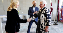 Viesojoties Kuldīgā, Ministru prezidente Evika Siliņa (no kreisās) pasniedza Ministru kabineta Atzinības rakstu ilggadējai Kuldīgas Centra vidusskolas direktorei Brigitai Freijai.