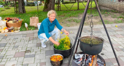 Ieva augus vislabprātāk vāra virs ugunskura.