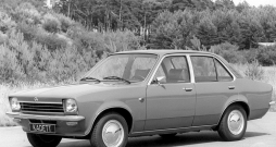 Pirmais auto ar trīspunktu drošības jostām.
