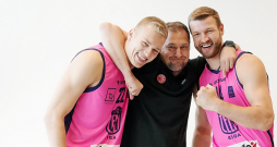 "Prometey" treneris Raimonds Feldmanis (vidū) ar saviem padotajiem 3x3 basketbolā un sāncenšiem Latvijas–Igaunijas līgā Franci Lāci (no kreisās) un Zigmāru Raimo no Rīgas "Zeļļiem".