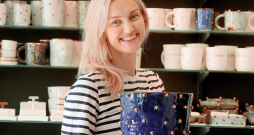 Linda Ķivule, kādu laiku pastrādājusi ar mālu un akmensmasu, nu jau vairākus gadus ir uzticīga tikai porcelānam.