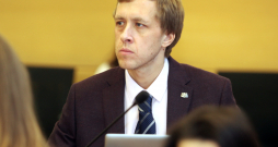 Rīgas domes deputāts Miroslavs Kodis Rīgas domes sēdes laikā.