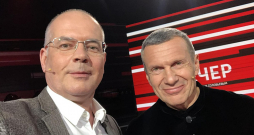 Aleksandrs Mamikins (no kreisās) savā feisbuka kontā lepojas, ka Maskavā piedalījies Kremļa propagandista Vladimira Solovjova raidījumā.