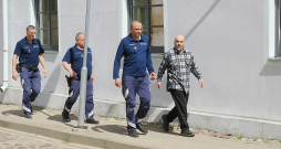 Policisti apsūdzēto Rolandu Dišleru ved uz tiesu Talsos. Policisti apsūdzēto Rolandu Dišleru ved uz tiesu Talsos.