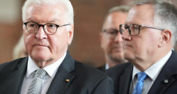 Vācijas prezidents Franks Valters Šteinmeiers (no kreisās) un Arvils Ašeradens Svētā Pētera baznīcā.