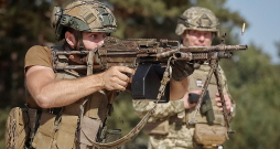 ASV Ukrainai piegādātā bruņojuma klāsts ir ļoti plašs, sākot no patronām strēlnieku ieročiem un beidzot ar tankiem un raķešsistēmām. Ukraiņu karavīrs ar ASV ražotu ložmetēju mācībās pie Kijivas šī gada septembrī.