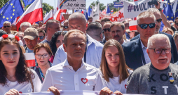 Donalds Tusks (vidū) kopā ar bijušo Polijas prezidentu Lehu Valensu (no labās).