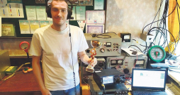 "Pievienotā vērtība šim hobijam ir kontakti visā pasaulē – gandrīz jebkurā vietā būs kāds radioamatieris, kurš izguldīs, paēdinās un palīdzēs, kā vien var," saka Kristers Misa.
