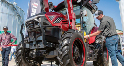 'Case IH Farmall 75C Electric' elektriskais traktors. 