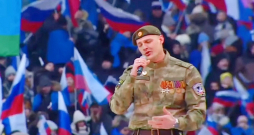 "Es nebaidos sasmērēt asinīs rokas līdz elkoņiem. Šis ir karš, un ne mēs to sākām. Bet mēs to pabeigsim!" – 2023. gada 22. februārī Maskavā "Lužņiku" stadionā organizētajā mītiņā pirms Putina uzrunas deklamē kāds Krievijas armijas seržants.
