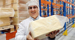 "E-Piim" rūpnīcas direktors Randels Vērits: "Ražošanu sākam ar Čedaras sieru, kam sekos gouda. Sieru eksportēsim uz visu pasauli. Gada beigās sāksim pārstrādāt sūkalas." "E-Piim" rūpnīcas direktors Randels Vērits: "Ražošanu sākam ar Čedaras sieru, kam sekos gouda. Sieru eksportēsim uz visu pasauli. Gada beigās sāksim pārstrādāt sūkalas."